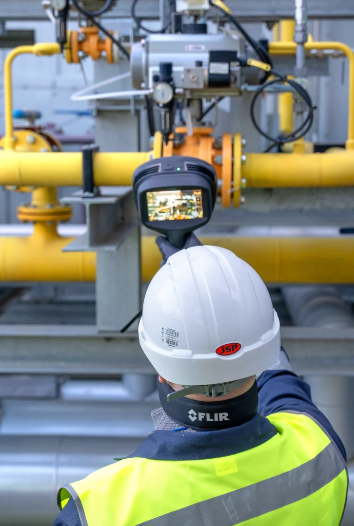FLIR si2x-man-pointing